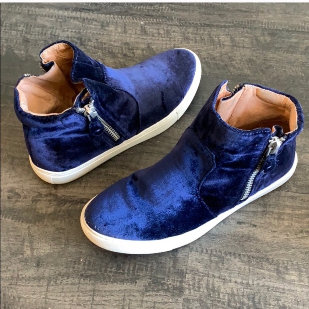 Blue velvet Gentle soles by Kennet Cole